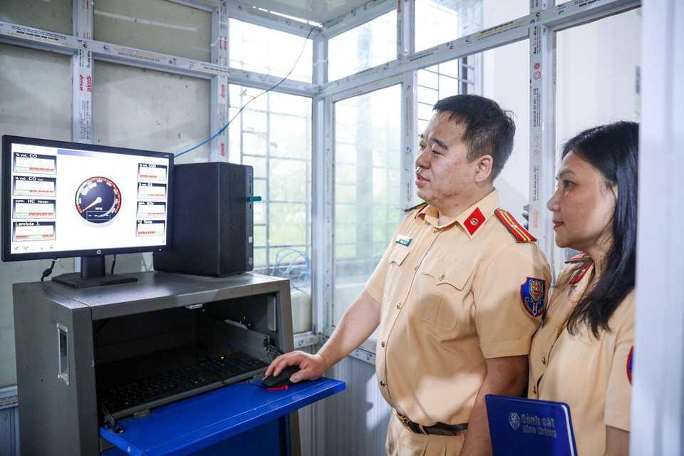 Tất cả cán bộ, chiến sỹ tham gia tập huấn sẽ trực tiếp thực hiện tất cả mọi bước kiểm tra các phương tiện giao thông để nắm vững quy trình kỹ thuật. (Ảnh: TTXVN phát)