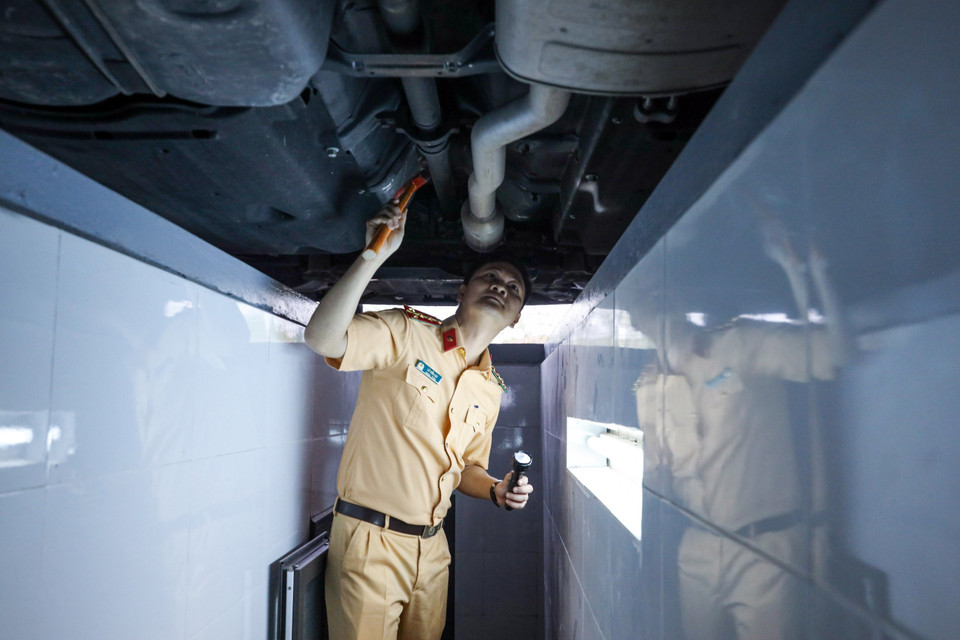 Các cán bộ, chiến sỹ cảnh sát giao thông được tập huấn từng khâu của quá trình đăng kiểm phương tiện cơ giới đường bộ như kiểm tra nội thất, thiết bị bên trong và ngoài xe. (Ảnh: TTXVN phát)