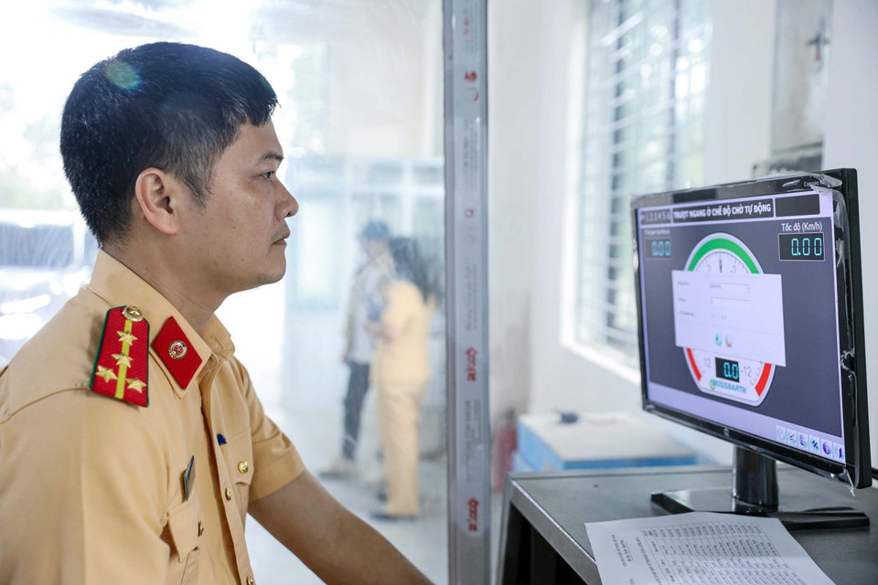 Tất cả cán bộ, chiến sỹ tham gia tập huấn sẽ trực tiếp thực hiện tất cả mọi bước kiểm tra các phương tiện giao thông để nắm vững quy trình kỹ thuật. (Ảnh: TTXVN phát)