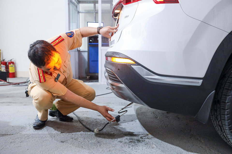 Cán bộ cảnh sát giao thông tập huấn công tác kiểm tra khí thải phương tiện. (Ảnh: TTXVN phát)