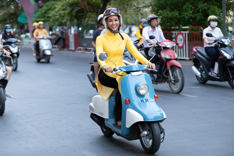 Với vai trò Đại sứ hình ảnh Lễ hội Áo dài Thành phố Hồ Chí Minh, Hoa hậu H’Hen Niê luôn đồng hành cùng chương trình trong các hoạt động quảng bá, tuyên truyền. (Ảnh: Thiên An/Vietnam+)