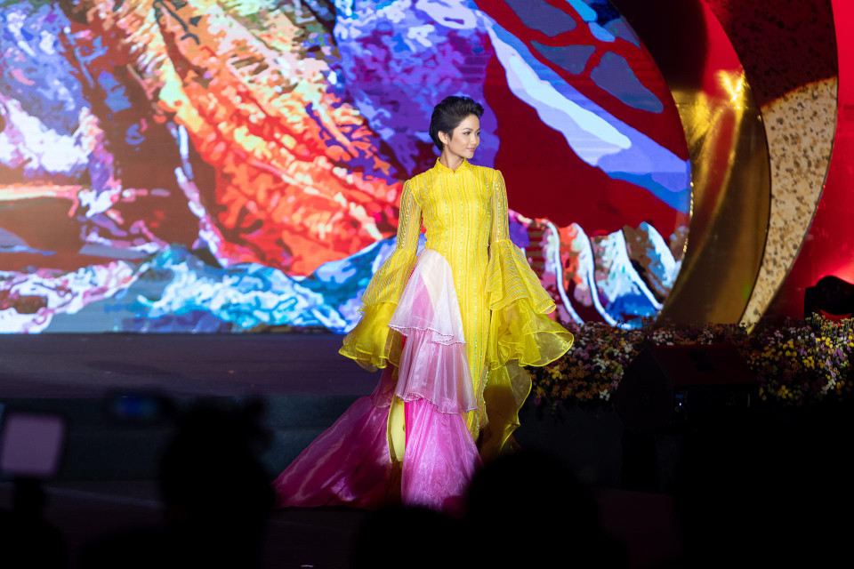 Tại chương trình, H’Hen Niê tạo sự bất ngờ cho khán giả khi xuất hiện trên sàn diễn trong bộ áo dài cách tân của nhà thiết kế Thủy Nguyễn. (Ảnh: Thiên An/Vietnam+)