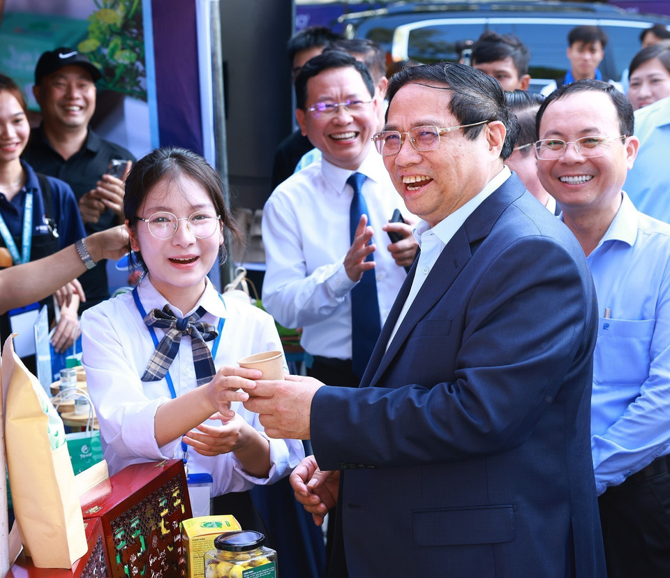 Thủ tướng Phạm Minh Chính tham quan gian hàng khởi nghiệp của học sinh, sinh viên. (Ảnh: Dương Giang/TTXVN)