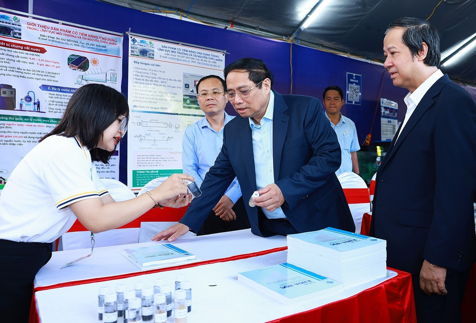 Thủ tướng Phạm Minh Chính tham quan gian hàng khởi nghiệp của học sinh, sinh viên. (Ảnh: Dương Giang/TTXVN)