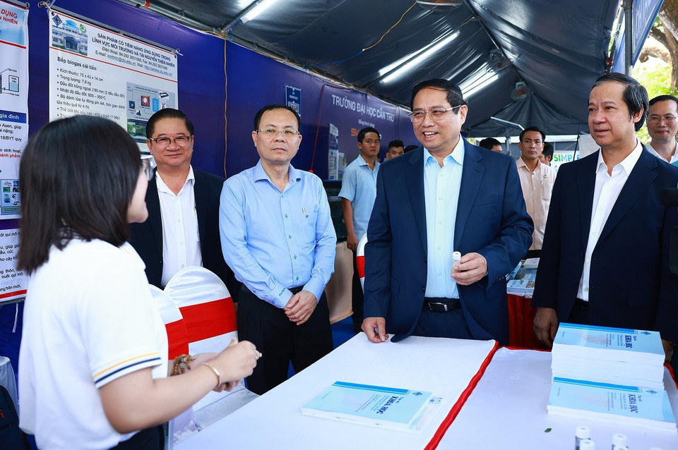 Thủ tướng Phạm Minh Chính tham quan gian hàng khởi nghiệp của học sinh, sinh viên. (Ảnh: Dương Giang/TTXVN)