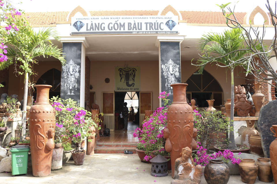 Hợp tác xã gốm Chăm Bàu Trúc (thị trấn Phước Dân, huyện Ninh Phước) là nơi sản xuất kết hợp trưng bày sản phẩm gốm thủ công phục vụ khách du lịch tham quan, mua sắm. (Ảnh: Nguyễn Thành/TTXVN)