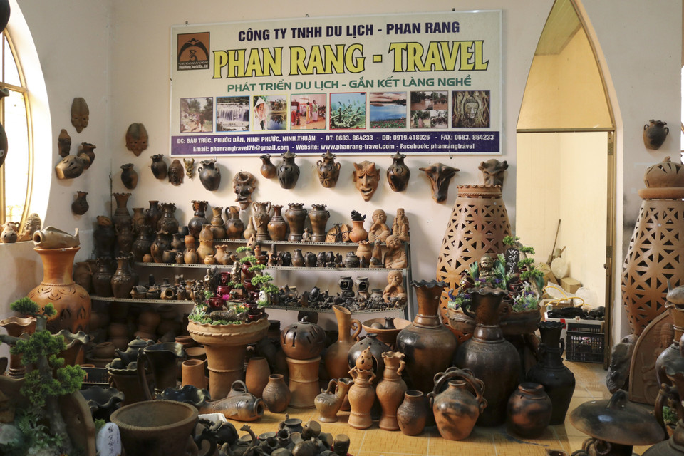 Sản phẩm gốm thủ công truyền thống của đồng bào Chăm được đưa vào tour tham quan du lịch tại Hợp tác xã gốm Chăm Bàu Trúc (thị trấn Phước Dân, huyện Ninh Phước). (Ảnh: Nguyễn Thành/TTXVN)