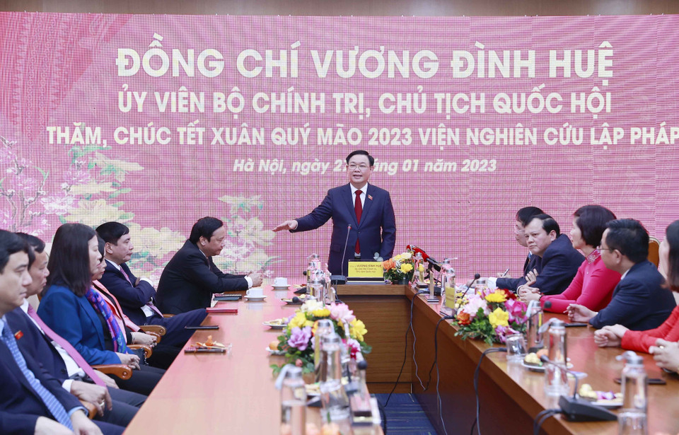 Nhân dịp Xuân mới Quý Mão, chiều 27/1, tại Hà Nội, Chủ tịch Quốc hội Vương Đình Huệ thăm, chúc Tết cán bộ, công chức, viên chức, người lao động thuộc Viện Nghiên cứu lập pháp. (Ảnh: Doãn Tấn/TTXVN)