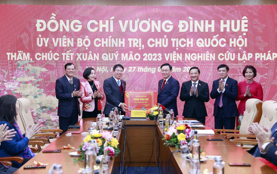 Chủ tịch Quốc hội Vương Đình Huệ tặng quà Tết cán bộ, công chức, viên chức, người lao động Viện Nghiên cứu lập pháp.(Ảnh: Doãn Tấn/TTXVN)