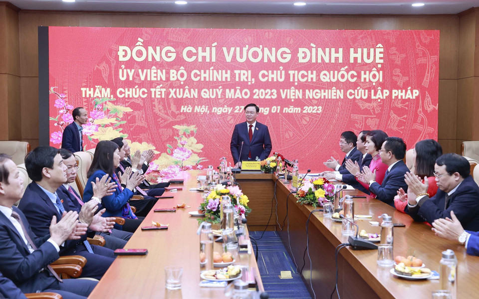 Chủ tịch Quốc hội Vương Đình Huệ phát biểu trong chuyến thăm, chúc Tết cán bộ, viên chức, người lao động Viện Nghiên cứu lập pháp. (Ảnh: Doãn Tấn/TTXVN)