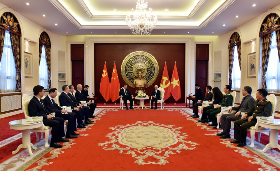 Tổng Bí thư, Chủ tịch Trung Quốc Tập Cận Bình thăm hỏi, chia buồn cùng Đại sứ Việt Nam tại Trung Quốc Phạm Sao Mai. (Ảnh: Thành Dương/TTXVN)