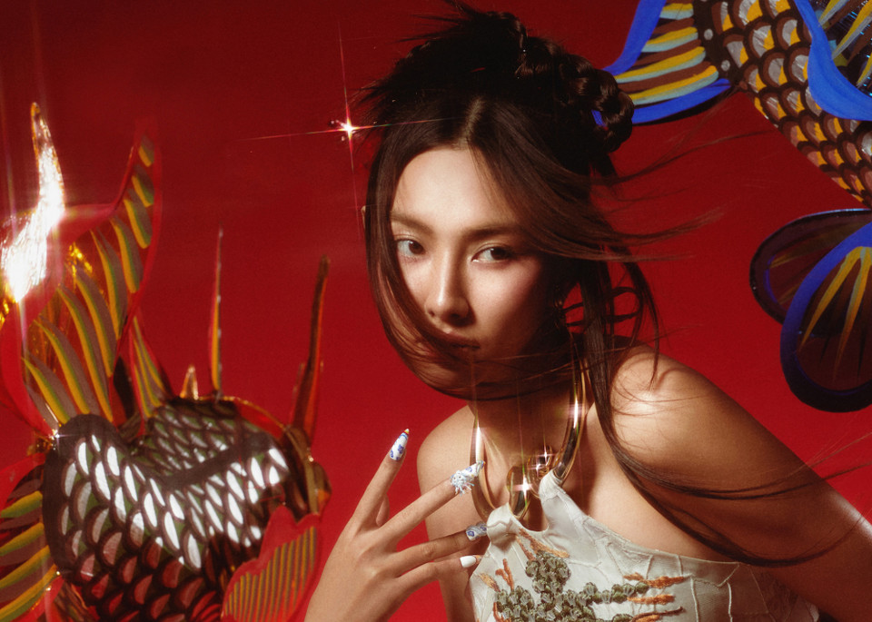 Mừng Tết Trung Thu năm nay, Hoa hậu Thùy Tiên tung bộ ảnh đậm chất thời trang, nhưng vẫn khéo léo quảng bá những nét văn hóa truyền thống Việt Nam với hình ảnh của đèn lồng, trà, cá chép, rồng… (Ảnh: CTV/Vietnam+)