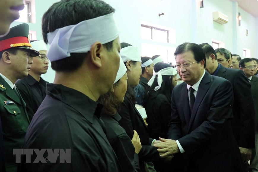 Phó Thủ tướng Trịnh Đình Dũng dâng hương tưởng nhớ các cán bộ, chiến sỹ đã hy sinh. (Ảnh: Đỗ Trưởng/TTXVN)