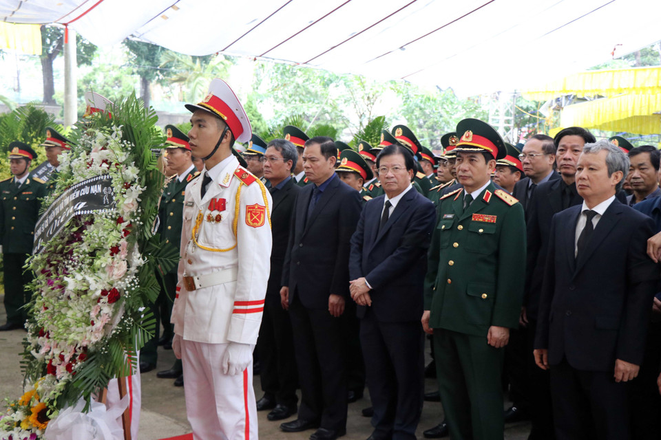 Phó Thủ tướng Trịnh Đình Dũng và thành viên đoàn công tác viếng các cán bộ, chiến sỹ đã hy sinh. (Ảnh: Đỗ Trưởng/TTXVN)