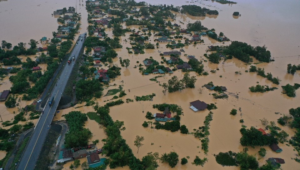 Lũ lớn trên sông Hiếu gây ngập diện rộng tại khu vực xã Thanh An, huyện Cam Lộ và phường Đông Giang, thành phố Đông Hà, tỉnh Quảng Trị. (Ảnh: Hồ Cầu/TTXVN)