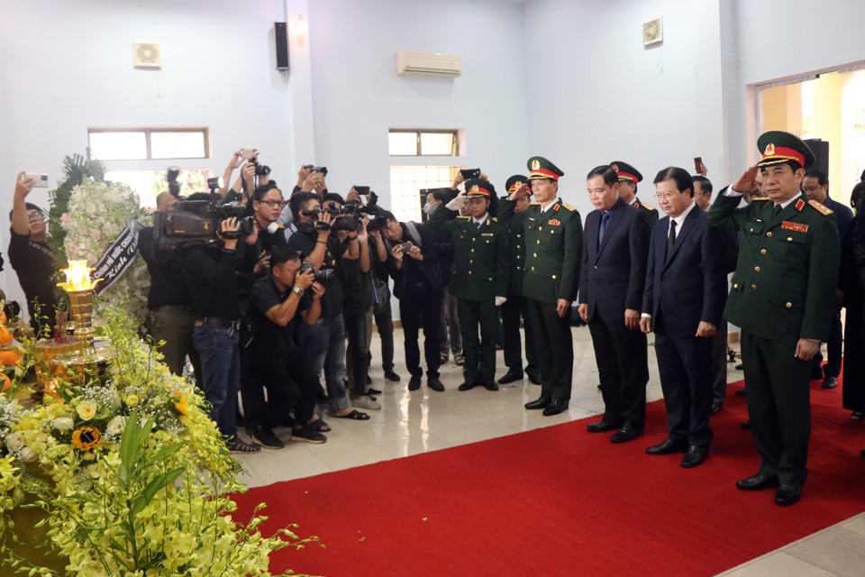 Phó Thủ tướng Trịnh Đình Dũng cùng thành viên đoàn công tác viếng các cán bộ, chiến sỹ đã hy sinh. (Ảnh: Đỗ Trưởng/TTXVN)