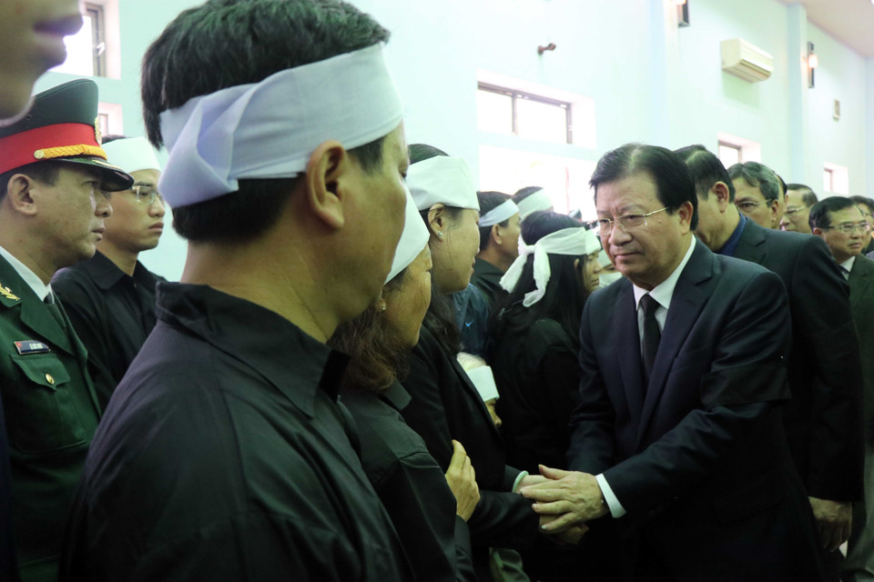 Phó Thủ tướng Trịnh Đình Dũng chia buồn tới gia đình, thân nhân các cán bộ, chiến sỹ đã hy sinh. (Ảnh: Đỗ Trưởng/TTXVN)