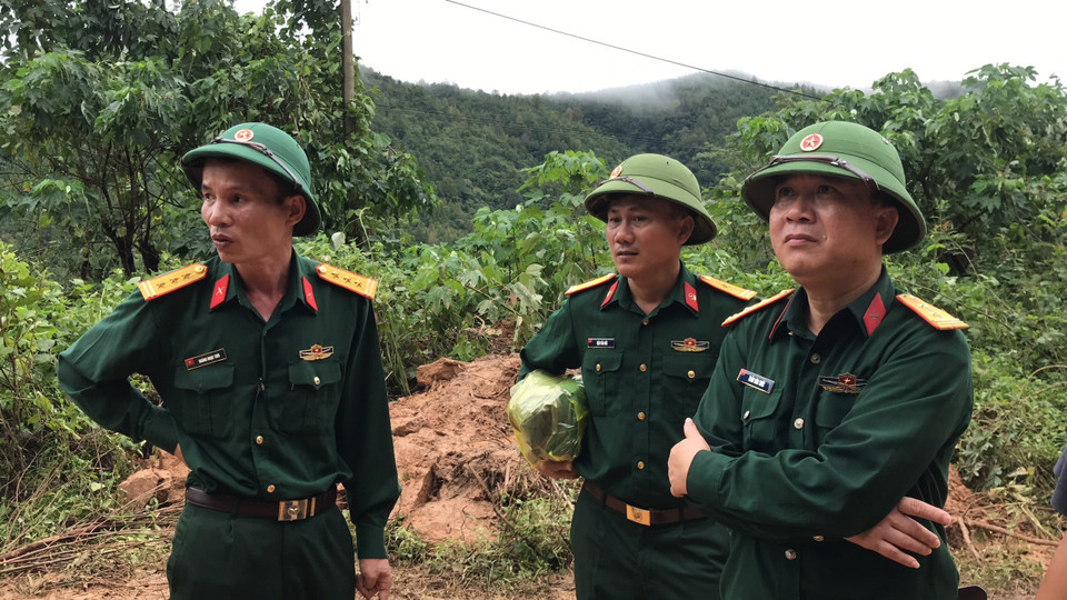 Lực lượng cứu hộ, cứu nạn triển khai tới hiện trường vụ sạt lở. (Ảnh: Thanh Thủy/TTXVN)