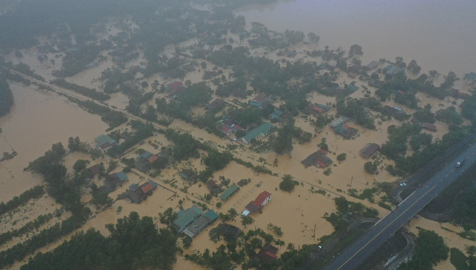 Lũ lớn trên sông Hiếu gây ngập diện rộng tại khu vực xã Thanh An, huyện Cam Lộ và phường Đông Giang, thành phố Đông Hà, tỉnh Quảng Trị. (Ảnh: Hồ Cầu/TTXVN)