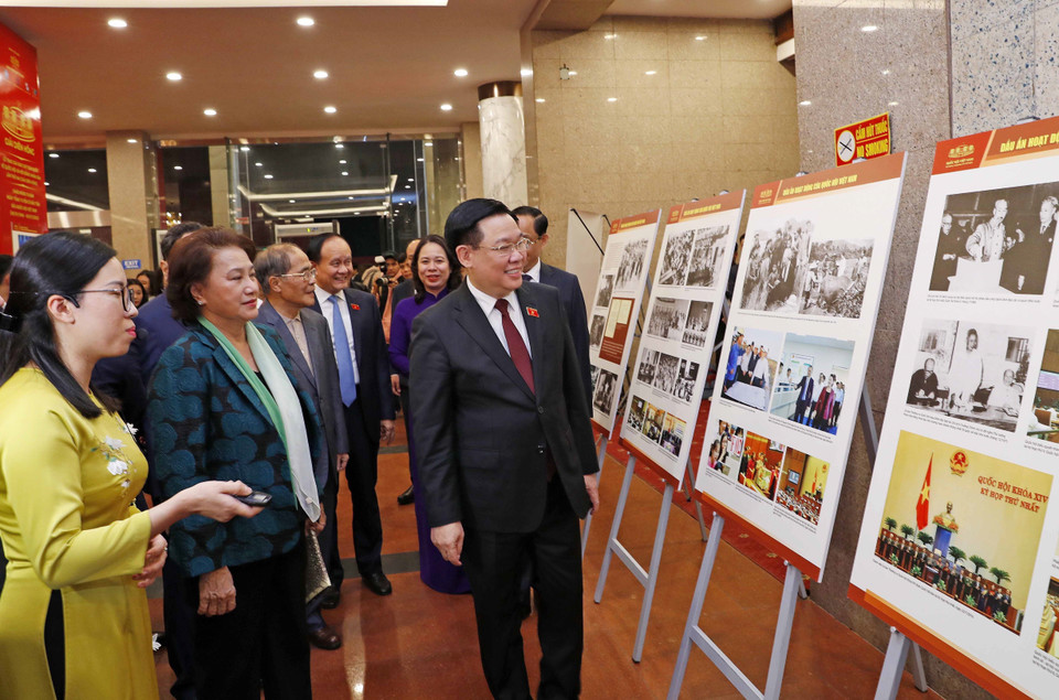 Chủ tịch Quốc hội Vương Đình Huệ và các đại biểu tham quan trưng bày ảnh về Quốc hội và Hội đồng Nhân dân qua các thời kỳ. (Ảnh: Nhan Sáng/TTXVN)