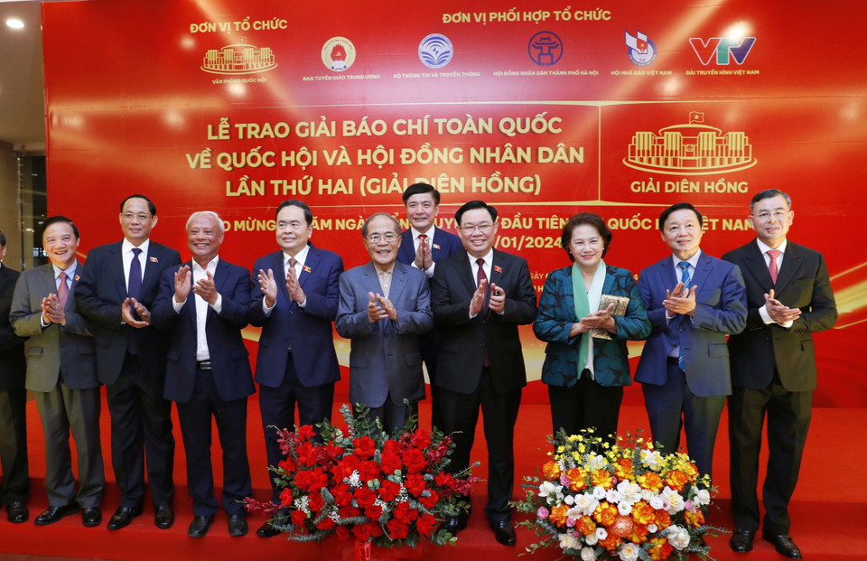 Chủ tịch Quốc hội Vương Đình Huệ và các đại biểu tham dự buổi lễ. (Ảnh: Nhan Sáng/TTXVN)