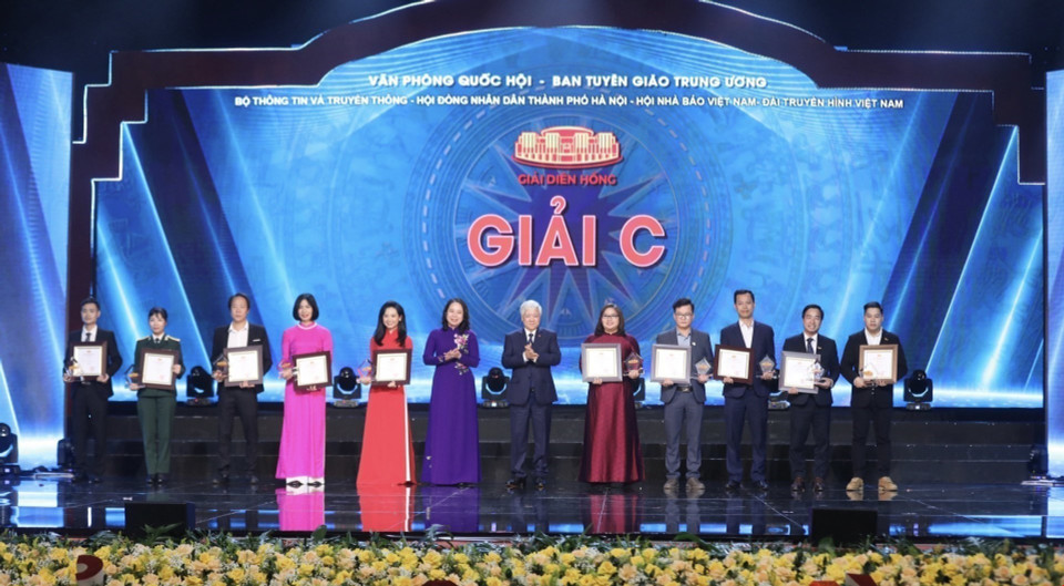 Ban Tổ chức trao giải C cho các tác giả, nhóm tác giả có tác phẩm đoạt giải. (Ảnh: Minh Quyết/TTXVN)