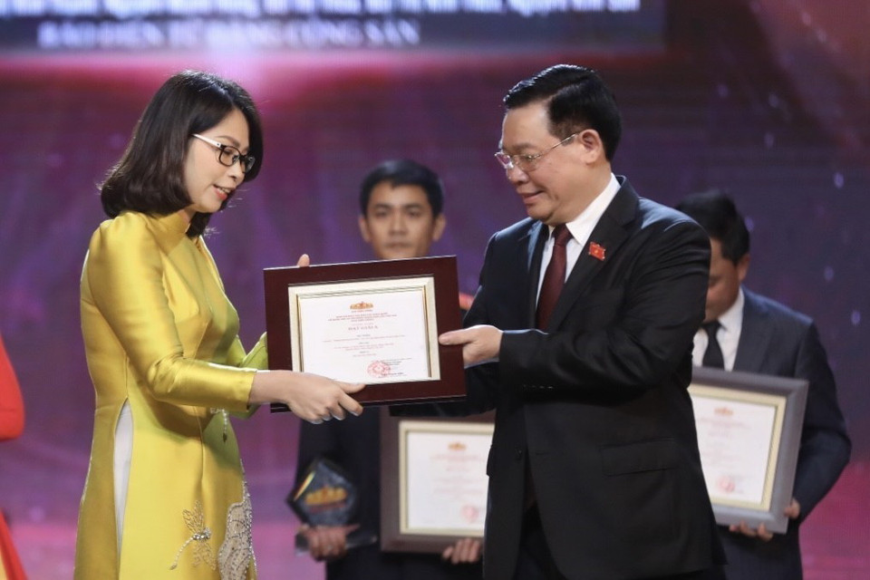 Chủ tịch Quốc hội Vương Đình Huệ và ông Phan Đình Trạc, Trưởng Ban Nội chính Trung ương trao giải A cho các tác giả, nhóm tác giả đoạt giải. (Ảnh: Minh Quyết/TTXVN)