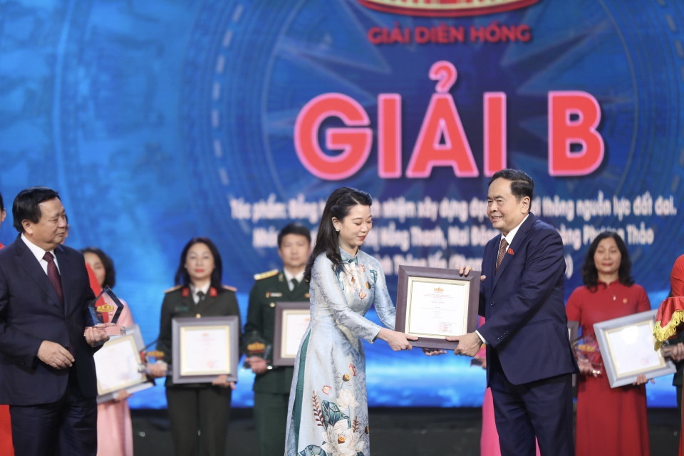 Ban Tổ chức trao giải B cho các tác giả, nhóm tác giả đoạt giải. (Ảnh: Minh Quyết/TTXVN)