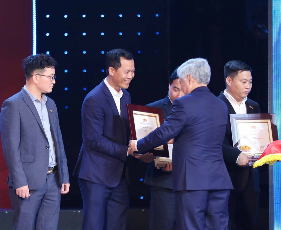 Tác giả Nguyễn Văn Điệp-Ban Biên tập Ảnh, Thông tấn xã Việt Nam nhận giải C với tác phẩm 'Đường vành đai 4-Vùng Thủ đô Hà Nội: Từ nghị quyết Quốc Hội đến quyết tâm của các địa phương.' (Ảnh: Thanh Tùng/TTXVN)