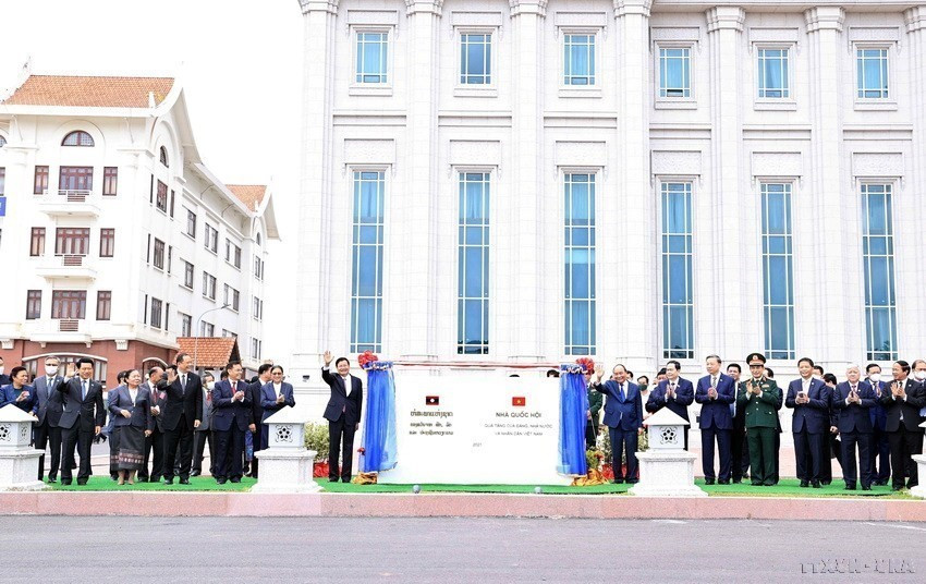 Chủ tịch nước Nguyễn Xuân Phúc và Tổng Bí thư, Chủ tịch nước Lào Thongloun Sisoulithc dự Lễ bàn giao, trao tặng Nhà Quốc hội mới - quà tặng của Đảng, Nhà nước và nhân dân Việt Nam cho Đảng, Nhà nước và nhân dân Lào (2021). (Ảnh: Thống Nhất/TTXVN)