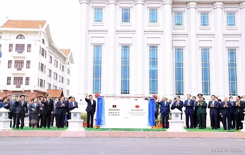Chủ tịch nước Nguyễn Xuân Phúc và Tổng Bí thư, Chủ tịch nước Lào Thongloun Sisoulithc dự Lễ bàn giao, trao tặng Nhà Quốc hội mới - quà tặng của Đảng, Nhà nước và nhân dân Việt Nam cho Đảng, Nhà nước và nhân dân Lào (2021). (Ảnh: Thống Nhất/TTXVN)