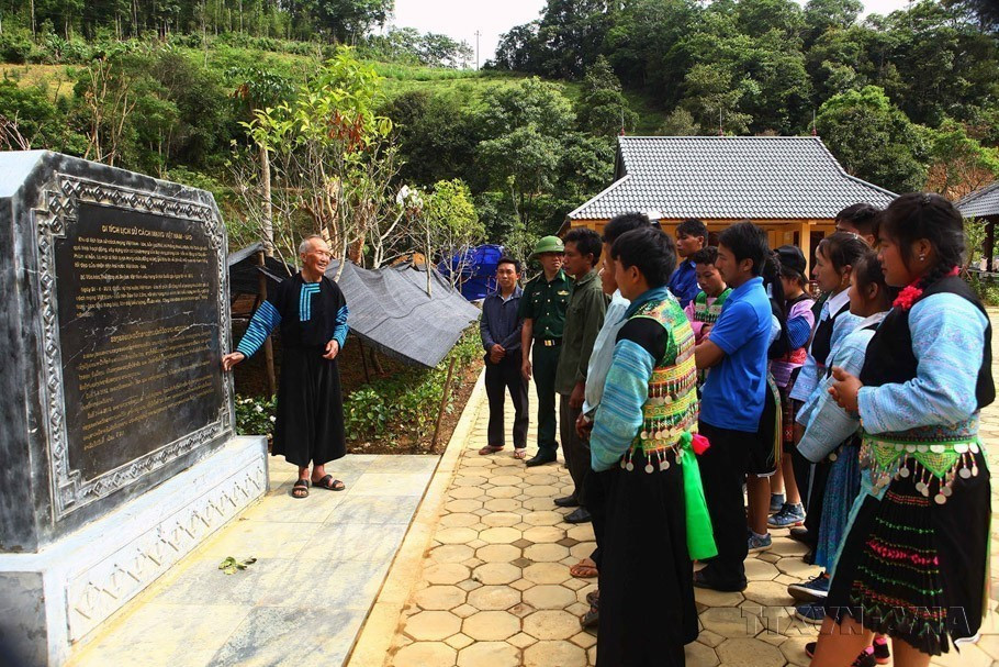 Du khách tham quan Khu Di tích Lao Khô. Bản Lao Khô thuộc xã Phiêng Khoài (Yên Châu, Sơn La) là biểu tượng cao đẹp của tình quân dân Việt Nam-Lào trong kháng chiến chống thực dân Pháp. Đây cũng là một trong những căn cứ cách mạng đầu tiên dọc biên giới Việt Nam-Lào, nơi để lại dấu ấn đậm nét về sự giúp đỡ của người dân trong vùng đối với người chỉ huy của Ban xung phong Lào - Bắc (Lào) là Chủ tịch Kaysone Phomvihane. (Ảnh: Hữu Quyết/TTXVN)
