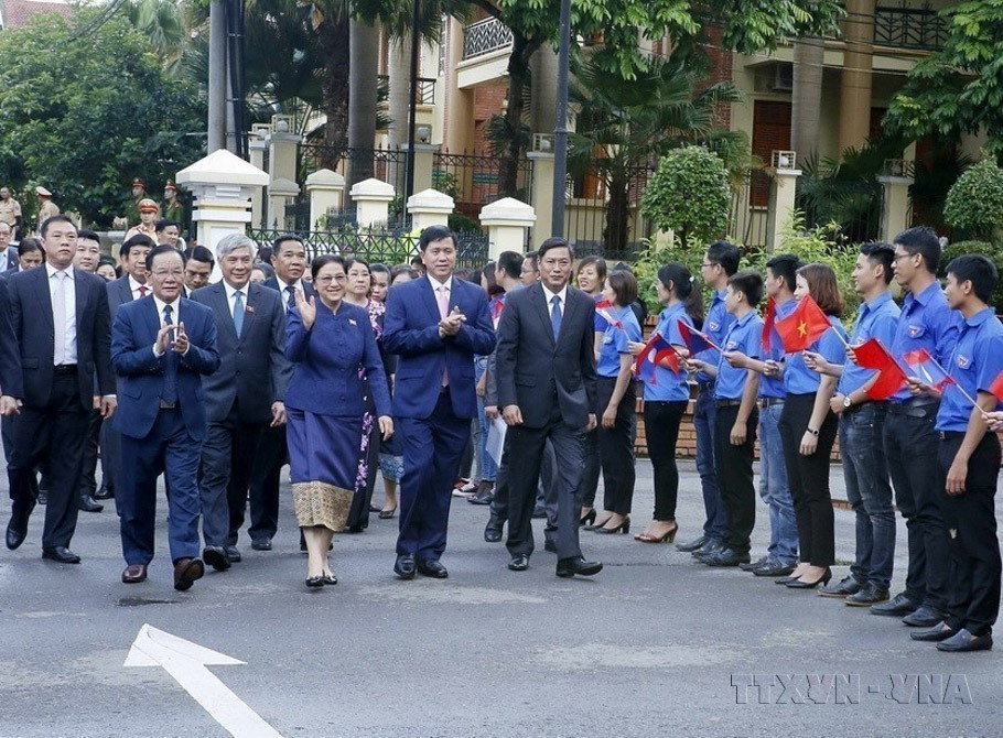 Cán bộ, nhân dân và lực lượng vũ trang tỉnh Sơn La đón Chủ tịch Quốc hội Lào Pany Yathotou đến thăm và làm việc với tỉnh Sơn La, chiều 4/7/2017. (Ảnh: Văn Điệp/TTXVN)