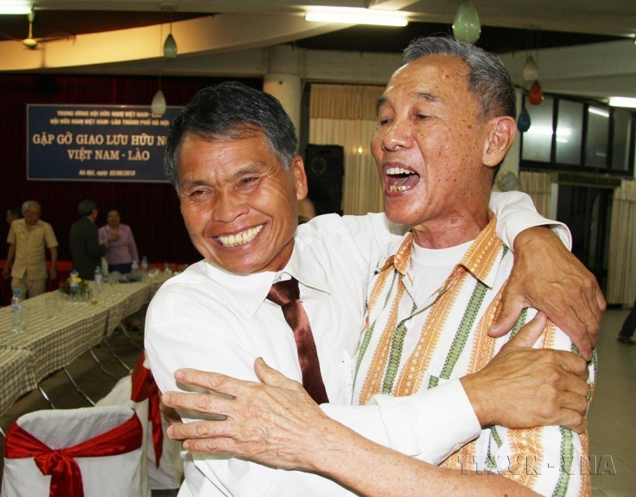 Niềm vui của các cựu chuyên gia quân tình nguyện Việt Nam tại Lào trong buổi Gặp gỡ, giao lưu hữu nghị Việt Nam-Lào (2010). (Ảnh : Doãn Tấn/TTXVN)
