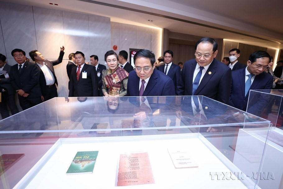Thủ tướng Phạm Minh Chính và Thủ tướng Lào Sonexay Siphandone tham quan gian trưng bày sách, kỷ vật về truyền thống hữu nghị hợp tác giữa Việt Nam và Lào (2023). (Ảnh: Dương Giang/TTXVN)