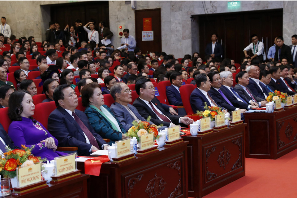 Chủ tịch Quốc hội Vương Đình Huệ và các đại biểu tham dự buổi lễ. (Ảnh: Nhan Sáng/TTXVN)