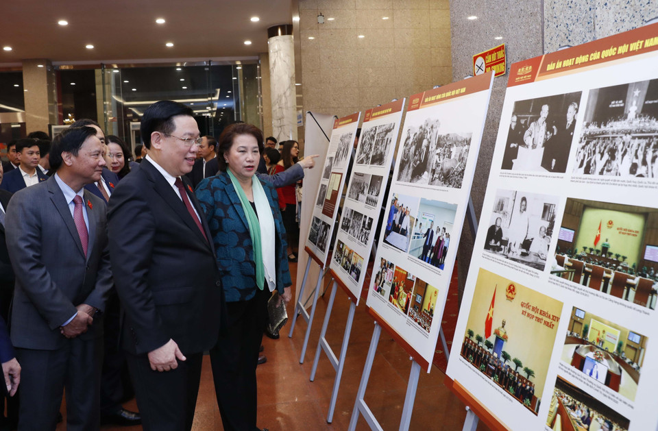 Chủ tịch Quốc hội Vương Đình Huệ, nguyên Chủ tịch Quốc hội Nguyễn Thị Kim Ngân và các đại biểu tham quan Trưng bày ảnh về Quốc hội và Hội đồng Nhân dân qua các thời kỳ. (Ảnh: Nhan Sáng/TTXVN)
