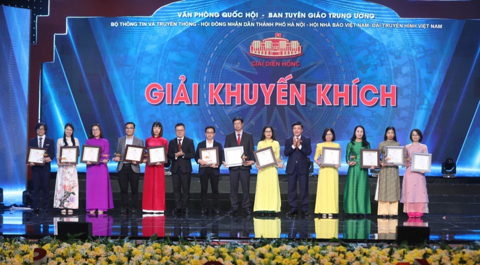 Ban Tổ chức trao giải Khuyến khích cho các tác giả, nhóm tác giả có tác phẩm đoạt giải. (Ảnh: Minh Quyết/TTXVN)