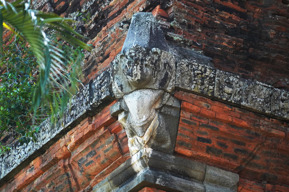 Hình ảnh Chim thần Garuda - biểu tượng của lòng dũng cảm và sức mạnh - bằng đá được trang trí ở các góc tháp. (Ảnh: Việt Anh/Vietnam+)