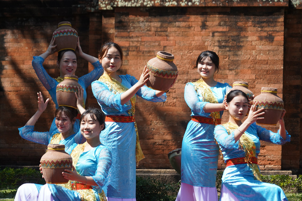 Múa Chămpa là một bộ phận quan trọng trong đời sống văn hóa tinh thần của dân tộc Chăm. (Ảnh: Việt Anh/Vietnam+)