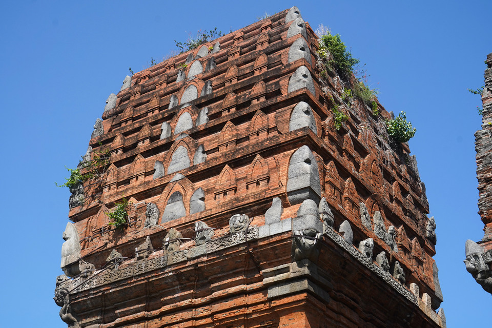Vòm trên của các cửa tháp vút cao lên như hình ảnh của những mũi tên. (Ảnh: Việt Anh/Vietnam+)