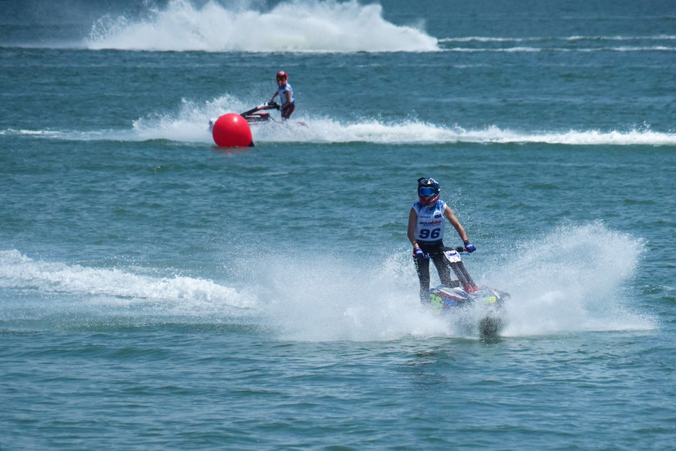 Những màn rượt đuổi với kỹ thuật cao liên tục được các tay đua thực hiện. (Ảnh: Việt Anh/Vietnam+)