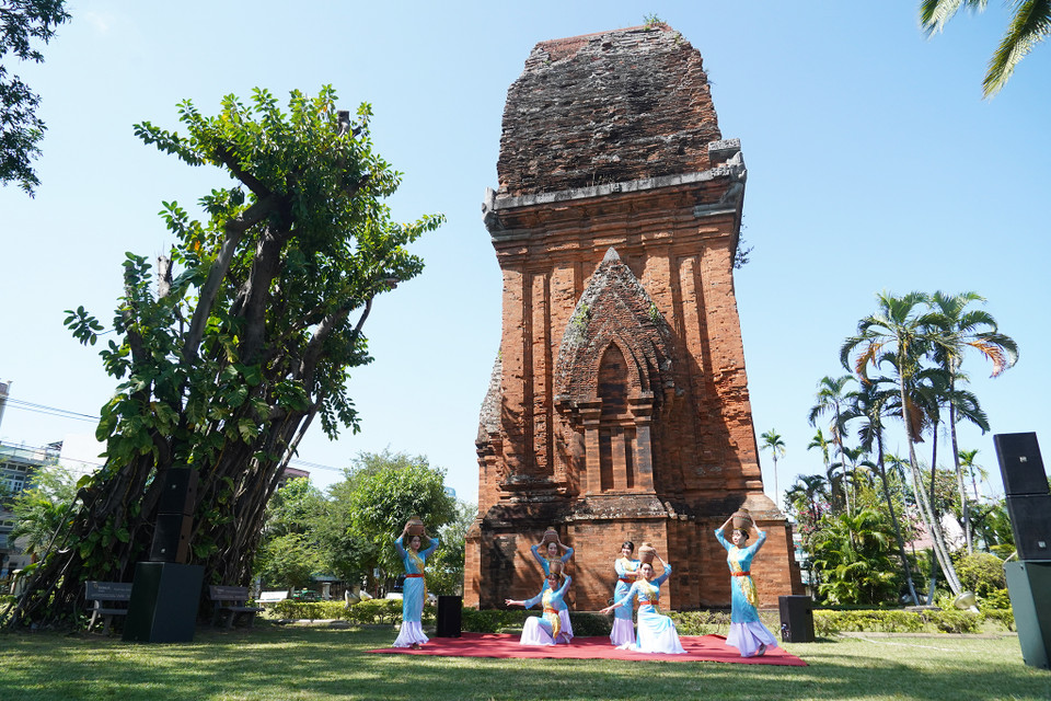 Điệu múa Chămpa được biểu diễn để chào đón du khách đến tham quan Tháp Đôi Quy Nhơn, Bình Định. (Ảnh: Việt Anh/Vietnam+)