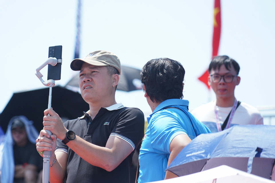 Bất chấp thời tiết nắng nóng, nhiều du khách vẫn đến với Thành phố Biển Bình Định để ghi lại những khoảnh khắc thể thao lần đầu tiên được tổ chức tại Việt Nam. (Ảnh: Việt Anh/Vietnam+)