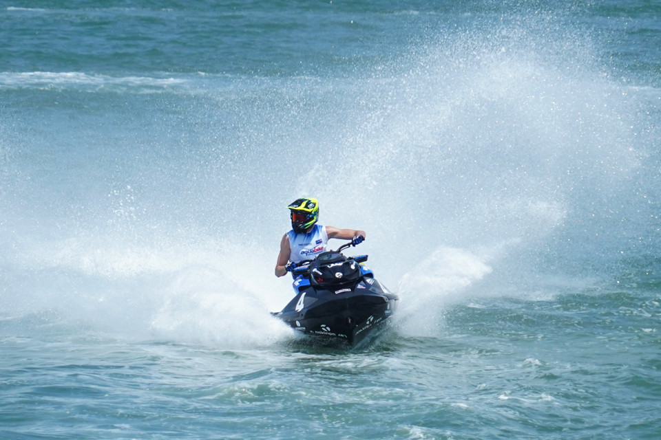 Những màn đua lượn tốc độ trên mặt nước hứa hẹn khiến những vị khán giả có mặt trên khán đài phải 'thót tim' với trình độ kỹ thuật cao. (Ảnh: Việt Anh/Vietnam+)