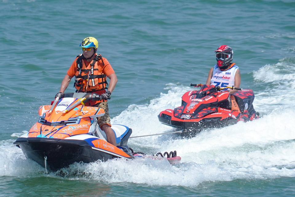 Môtô nước của vận động viên người Nhật Bản, Jun Ikoma (số 75) gặp trục trặc kỹ thuật và phải nhờ đến sự trợ giúp của đội ngũ cứu hộ. (Ảnh: Việt Anh/Vietnam+)