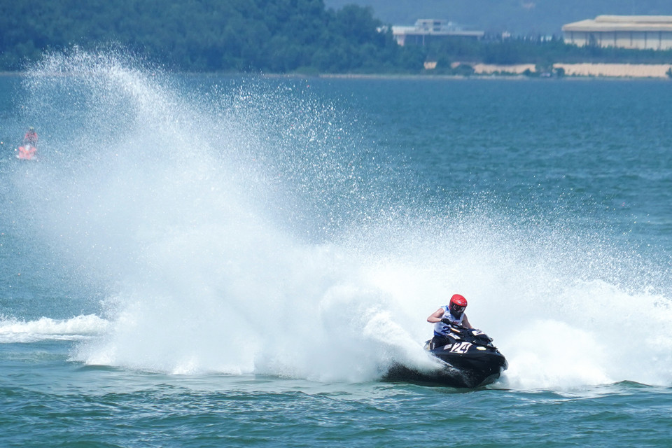 Những 'siêu' môtô nước 'gầm vang' làm dậy sóng mặt biển Quy Nhơn. (Ảnh: Việt Anh/Vietnam+)
