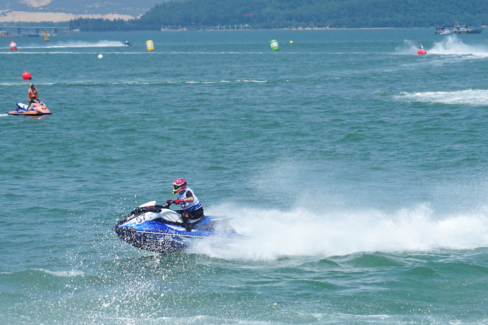 55 tay đua đến từ 26 quốc gia 'chiêu đãi' khán giả những pha lượn sóng đẹp mắt. (Ảnh: Việt Anh/Vietnam+)