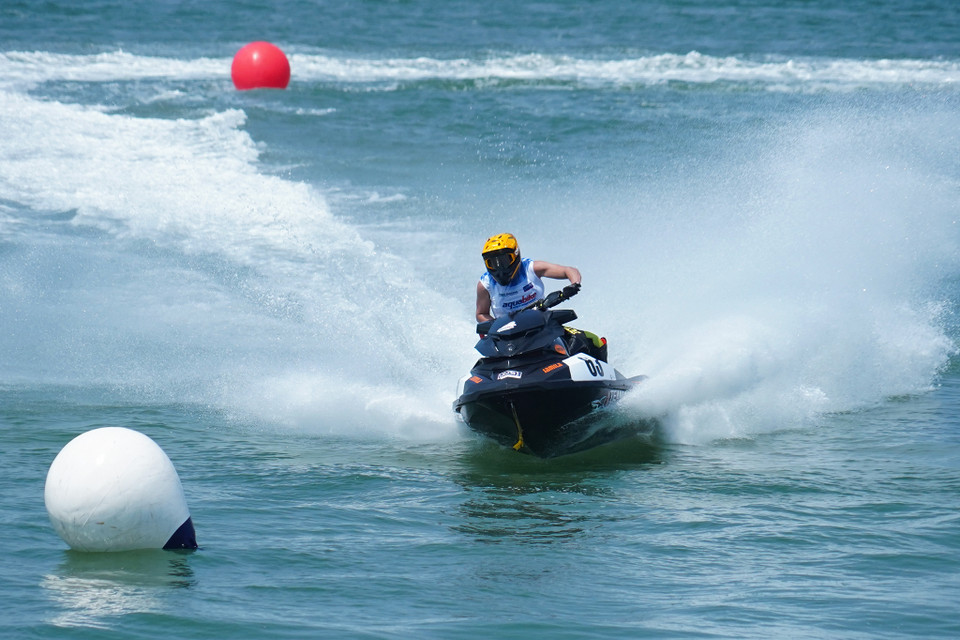 Các đường đua được bố trí song song, mỗi cặp đấu xuất phát cùng một lúc và cùng vượt qua các phao bố trí giống nhau. Tay đua nào có tốc độ nhanh nhất, về đích đầu tiên sẽ giành chiến thắng. (Ảnh: Việt Anh/Vietnam+)