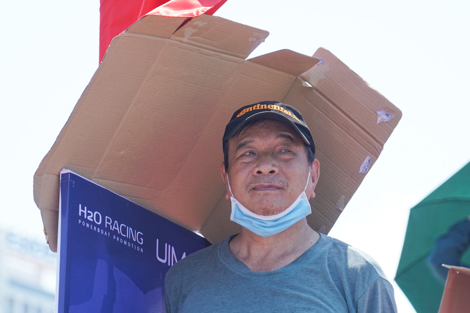 'Nắng không đến mặt' với phương pháp dùng bìa các-tông của cổ động viên tại Bình Định. (Ảnh: Việt Anh/Vietnam+)